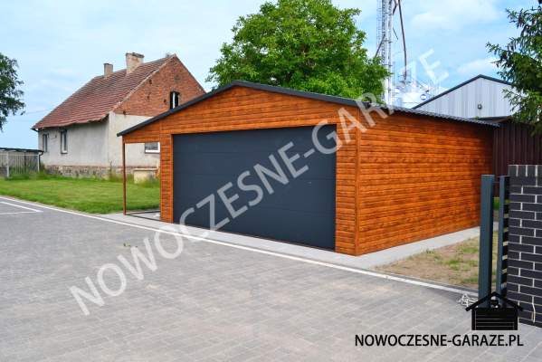 Garaż drewnopodobny z bramą segmentową 6m x 6m + wiata, Kolor ścian: Złoty Dąb Jasny  Kolor bramy: Grafit